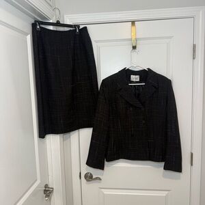 Vtg Le Suit Women’s 2-piece Textured Skirt Suit
sz: 14